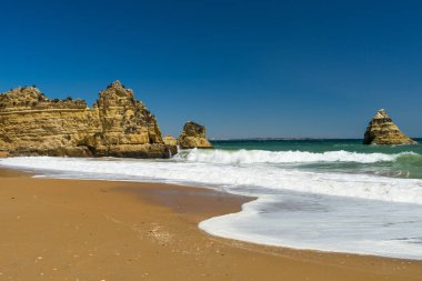 Güzel kayalar ve dalgalar deniz kıyısı üzerinde