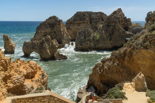 Kayalar ve dalgalar deniz kıyısı Atlas Okyanusu üzerinde
