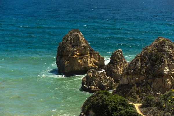 Rochas e ondas no litoral do Oceano Atlântico — Fotografia de Stock