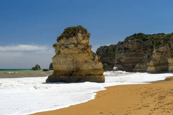 Lindas rochas e ondas no litoral do Oceano Atlântico — Fotografia de Stock