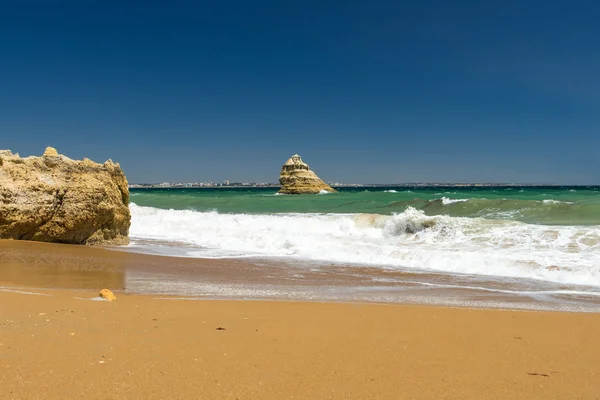 Hermosas rocas y olas en la orilla del mar — Foto de Stock