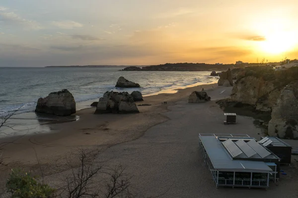 Lindas rochas e espuma do mar no pôr do sol — Fotografia de Stock