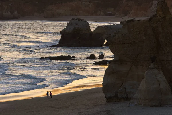 Lindas rochas e espuma do mar no pôr do sol — Fotografia de Stock
