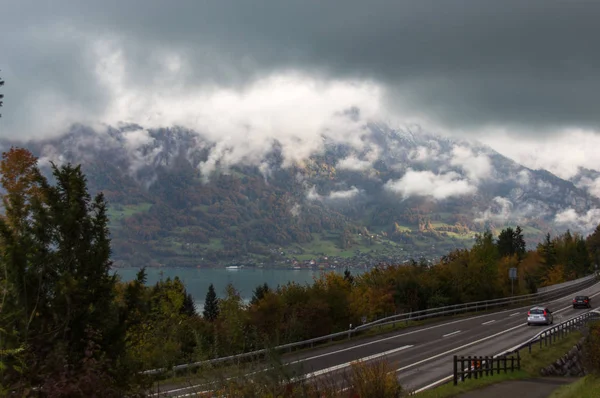 Alpes suíços no nevoeiro — Fotografia de Stock