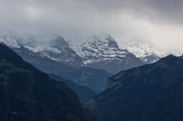 Švýcarské Alpy v mlze — Stock fotografie