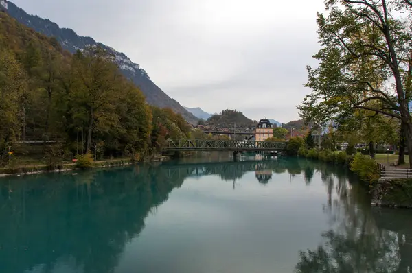 Lago de aguamarina en ciudad alpina — Foto de Stock