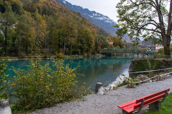 Lago acquamarina nella città alpina — Foto Stock
