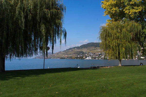 La orilla del lago de Ginebra a principios de otoño en octubre — Foto de Stock