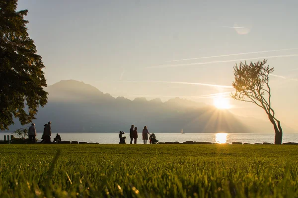 Puesta de sol en el lago entre montañas — Foto de Stock