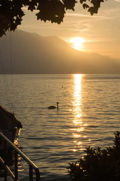 Puesta de sol en el lago entre montañas — Foto de Stock