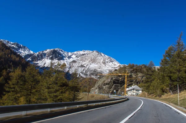 İsviçre Alpleri'nde güzel yol — Stok fotoğraf