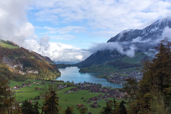 Lago azul con niebla densa en los Alpes — Foto de Stock