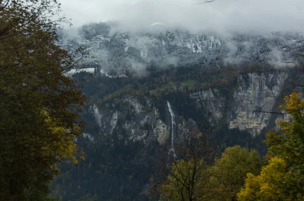 Vysoký vodopád ve švýcarských Alpách — Stock fotografie