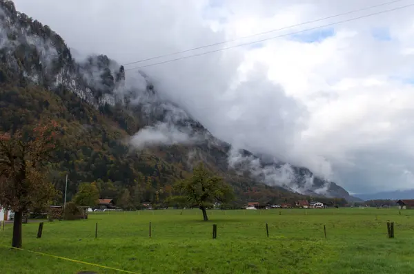 Niebla densa en los Alpes suizos — Foto de Stock