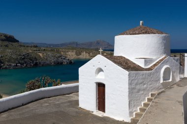Eski Yunan Adası üzerinde Kilise ve güzel Körfez beyaz