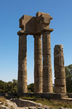 Yunan şehirdeki antik sütunlar 