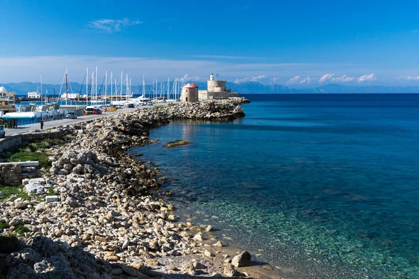 Güzel sahil şeridi içinde bay Yunan Adası Rodos