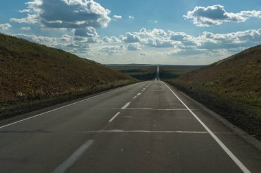 Güzel bulutlar ve boş düz yol