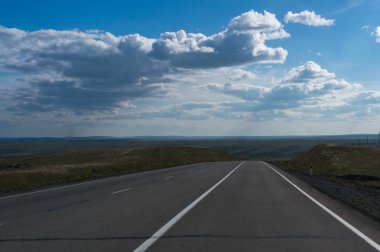 Güzel bulutlar ve boş düz yol