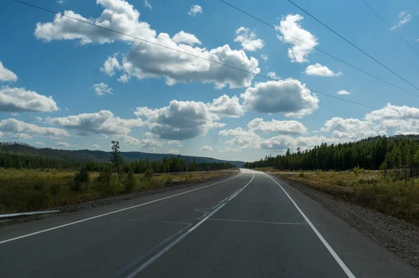 고속도로 위의 회색 구름과 아름 다운 하늘 — 스톡 사진