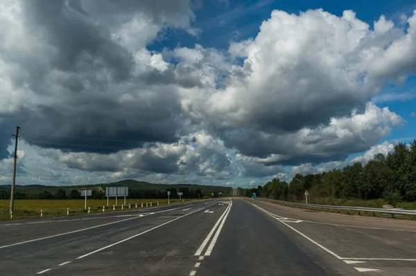 Beautiful sky with grey clouds above the highway — Stock Photo, Image