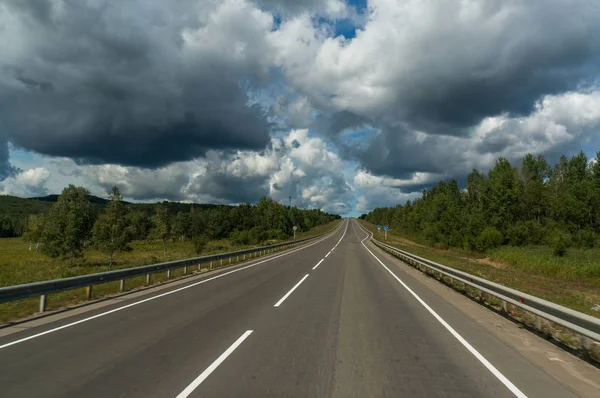 Beautiful sky with grey clouds above the highway — Stock Photo, Image