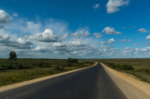 Красиві хмари і порожня пряма дорога — стокове фото