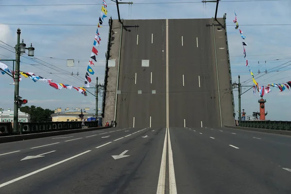 Відкрити міст у Санкт-Петербурзі в Росії денний час — стокове фото