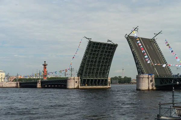 畅通的桥梁，在俄罗斯的圣彼得堡白天 — 图库照片