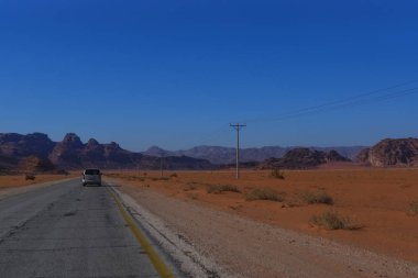 Asfalt yolun ortasında kırmızı kum tepeleri İsrail 