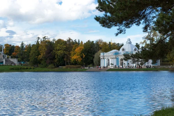Saint Petersburg, Rusya'nın ünlü parkta mimari anıt — Stok fotoğraf