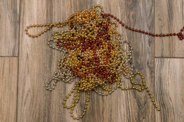 Kırmızı, gümüş ve altın Noel süsleri