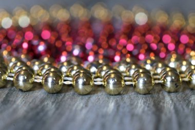 Kırmızı, gümüş ve altın Noel süsleri