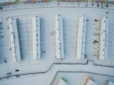 Parlak renkli kasaba evleri ile küçük köy havadan görünümü