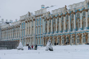 Catherine Palace kar köknar ağaçlarının tam