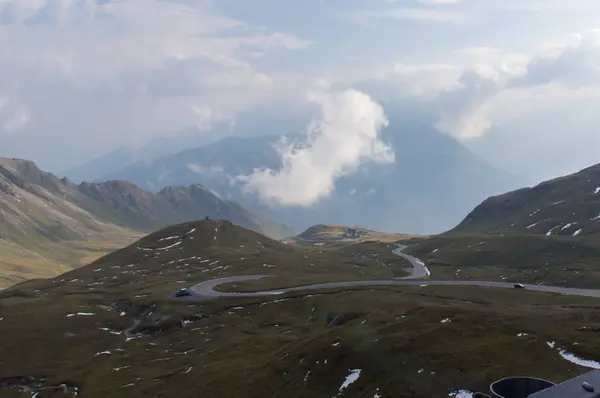 蛇の道と山、オーストリア アルプスの高い美しい雲 — ストック写真