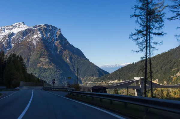 İsviçre Alpleri'nde güzel yol — Stok fotoğraf