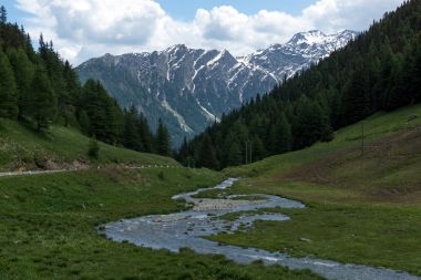 Eriyen buzul ve kar Avrupa Alpleri'nde Dağ doruklarına