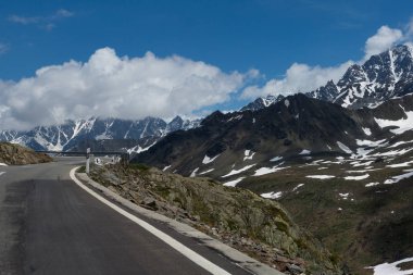 Tehlikeli panoramik serpantin yol yüksek kar erime arasında Alpleri'nde