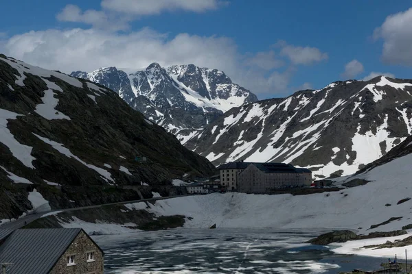 Göl Kenarındaki Yüksek Dağlarda Eriyen Buz Alpler Geçmek — Stok fotoğraf