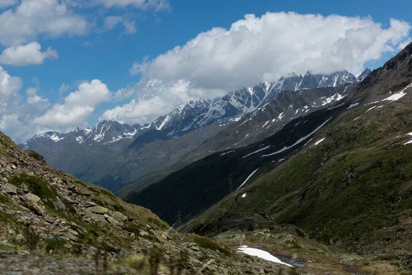 Krásné Zelené Údolí Krytými Snow Horské Vrcholy Švýcarských Alpách — Stock fotografie