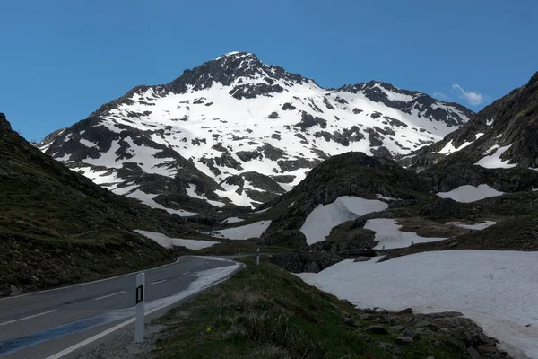 Gevaarlijke Panoramisch Serpentine Weg Hoog Alpen Tussen Smeltende Sneeuw — Stockfoto