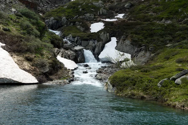 春季欧洲阿尔卑斯山山峰融化的冰川和积雪 — 图库照片