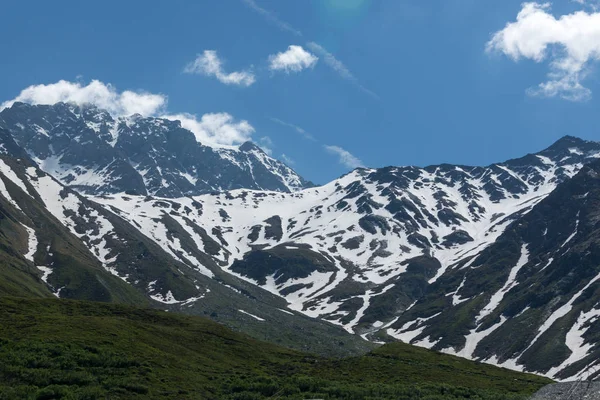 スイス アルプスの積雪山頂と美しい緑の谷 — ストック写真