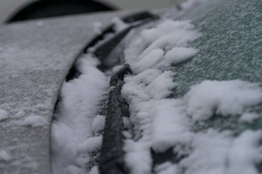 Doku dondurulmuş düþer ve araba soğuk kış aylarında kar