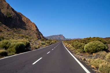 Volkanik lav arasındaki yol. Dokulu kumtaşı