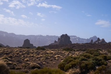 Volkanik lav ve kumtaşı çim ile güzel görünüme Teide yanardağı üzerinde