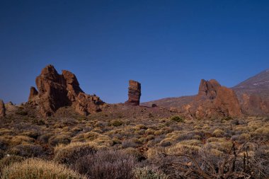 Volkanik lav ve kumtaşı çim ile güzel görünüme Teide yanardağı üzerinde
