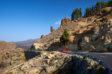 Çam ağaçları ve volkanik lav arasındaki güzel tehlikeli yol      