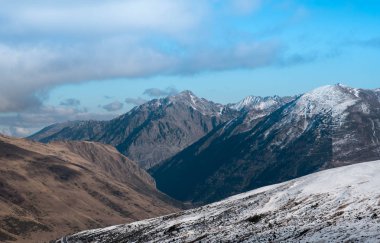 Gökyüzü ve kış dağlarda